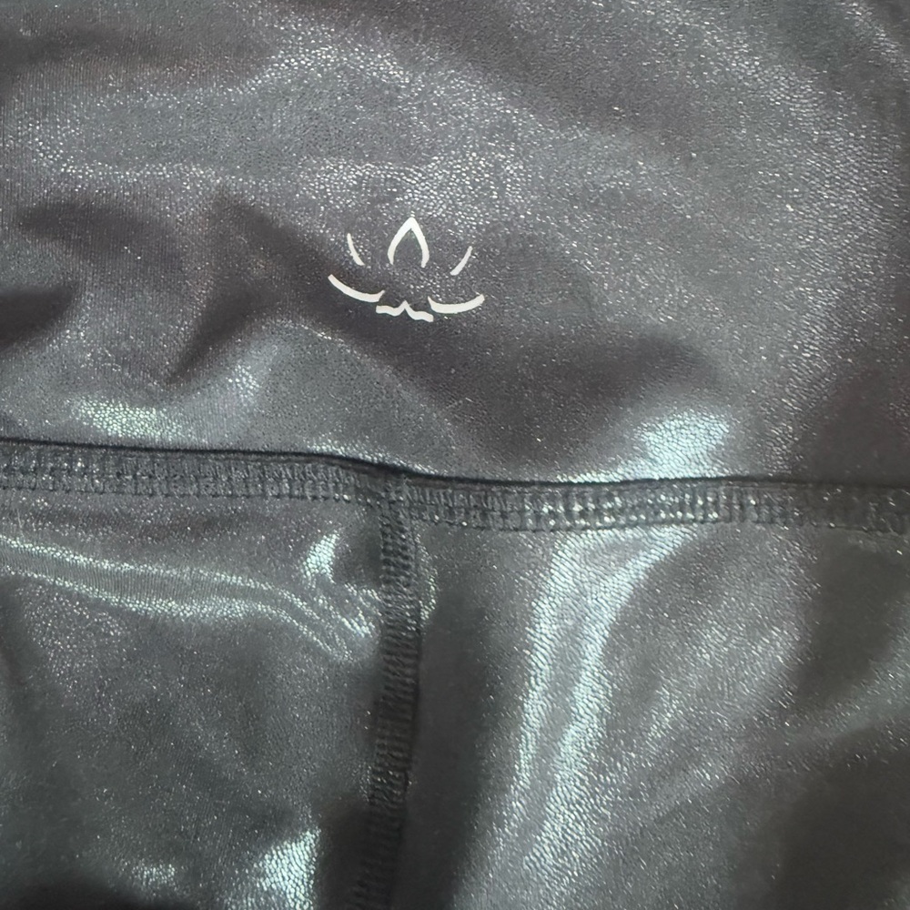 Beyond Yoga. Heather Rib Black Shine High Waisted Midi Legging. Black Shine. XS. - Picture 8 of 8